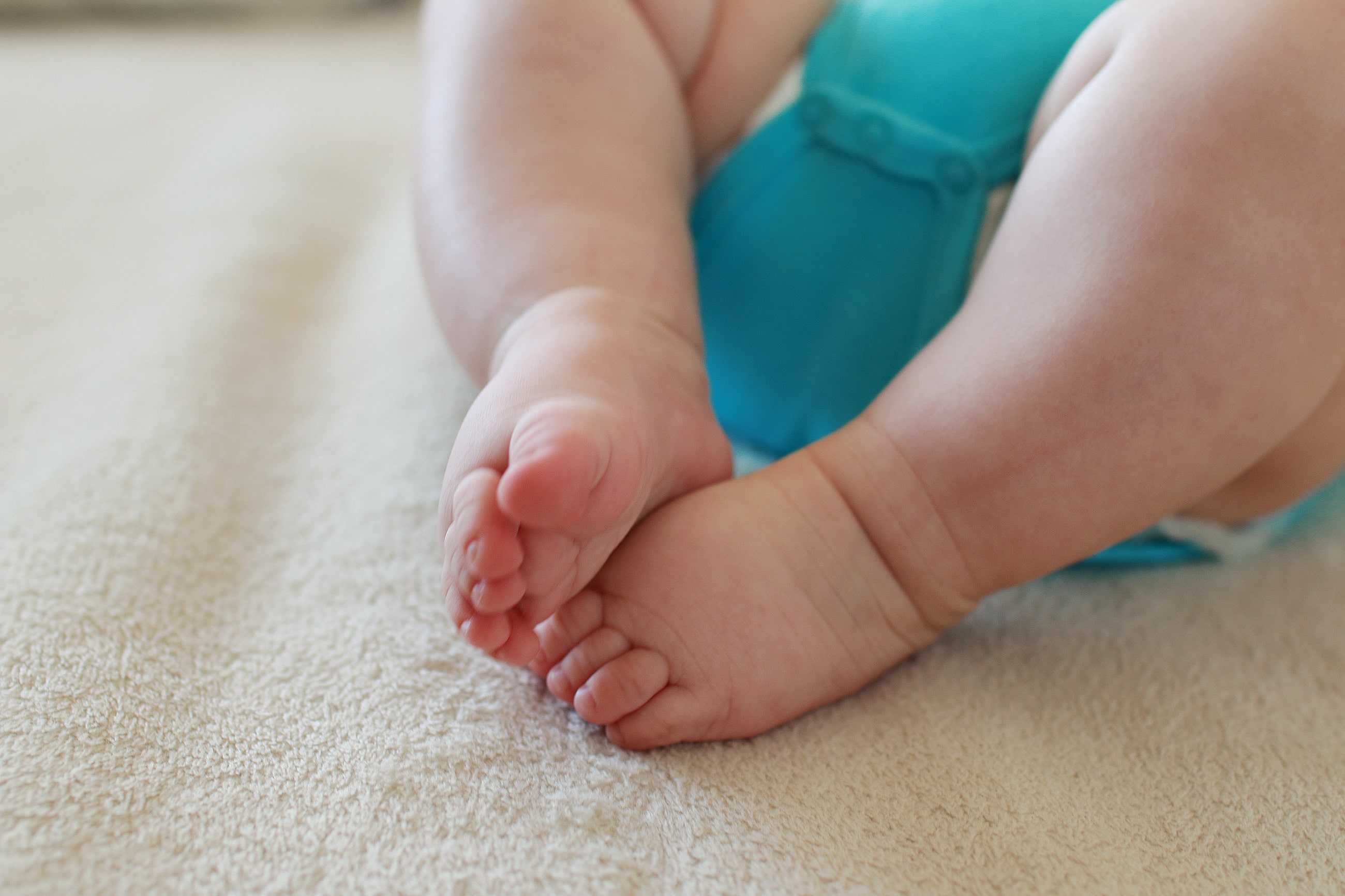 Ножки в 6 месяцев. Ножки малыша. Стопа младенца. Ножки месячного ребенка. Детская нога.